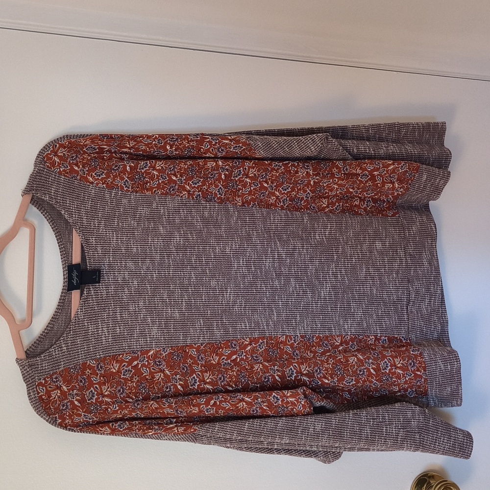 Contrasted long sleeve top